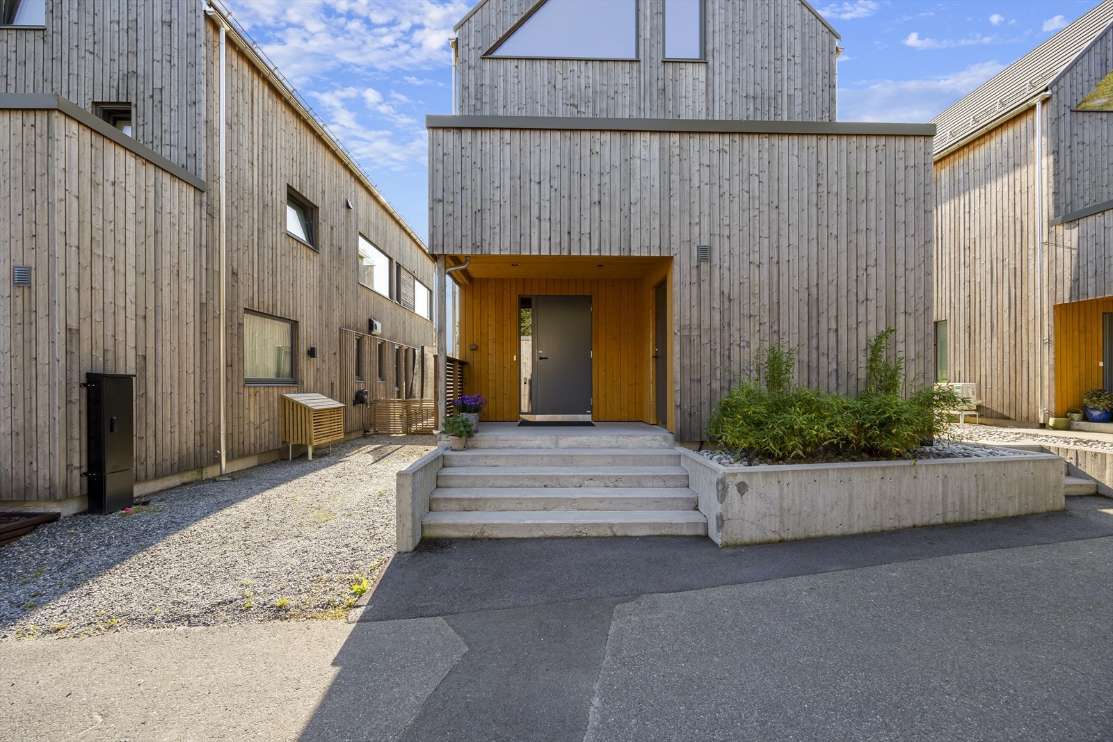 Overbygget inngangsparti med støpt trapp som har varmekabler. Galleribilde