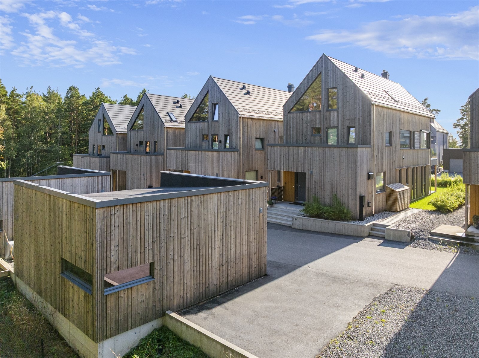 Området er særdeles barnevennlig, har ingen gjennomgangstrafikk, egen lekeplass samt padeltennisbane. Galleribilde