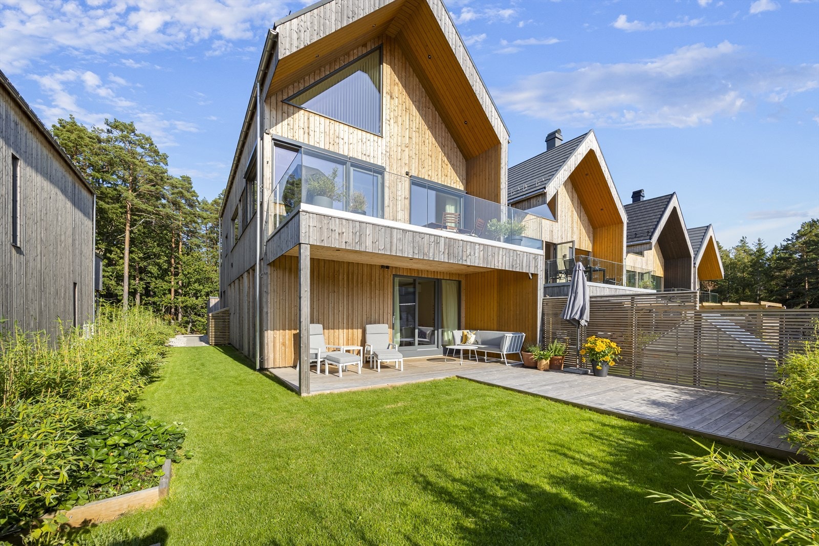 Nyere og særdeles innholdsrik familiebolig med moderne uttrykk og gode løsninger, arealeffektiv og med gjennomgående meget god standard. Galleribilde