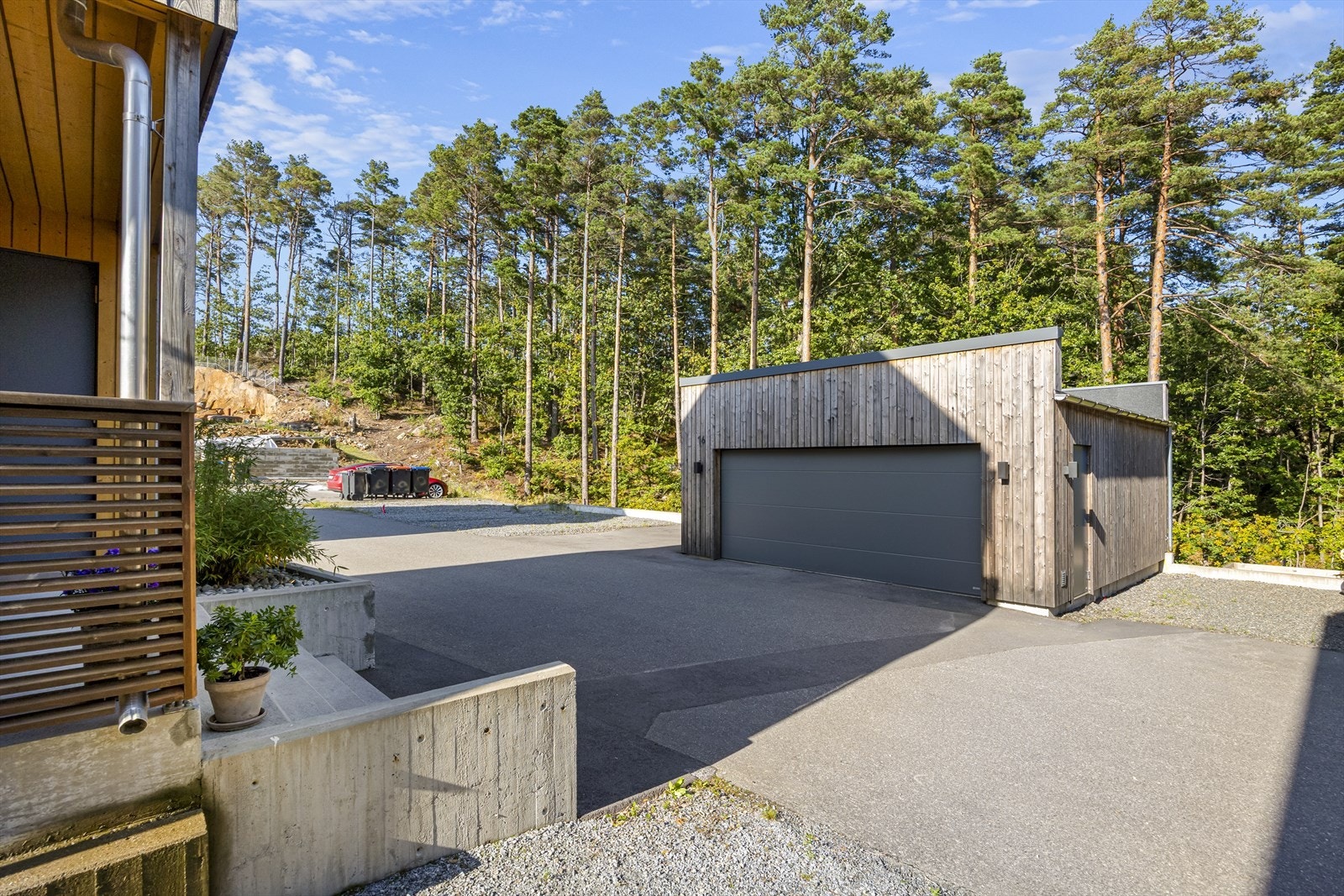Dobbel garasje og ekstra parkeringsplass. Galleribilde
