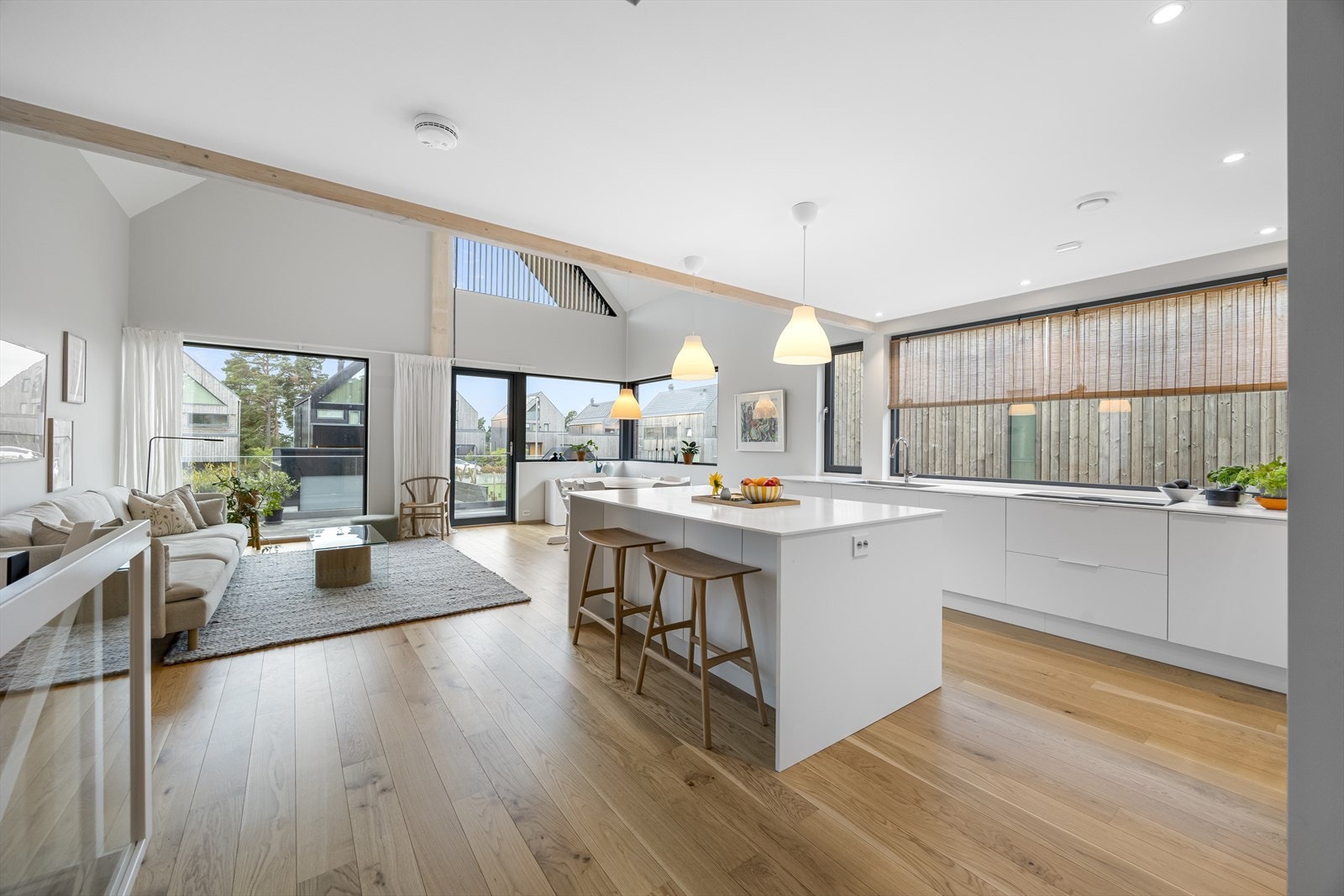 Planløsningen er åpen, lys og luftig med store vindusflater og takoppløft i stue og kjøkkendel for maksimale lysforhold og god romfølelse. Galleribilde