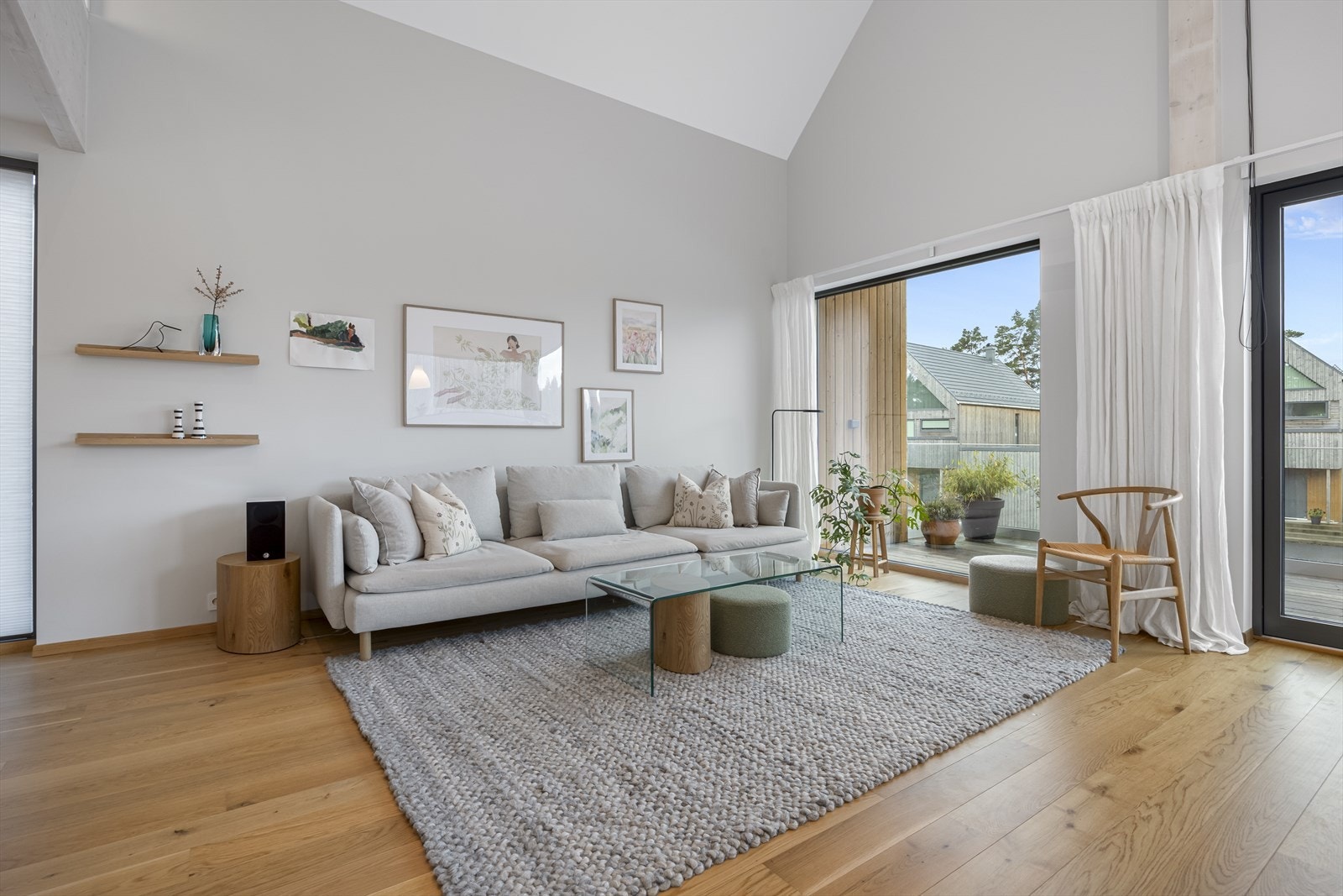 Nyere og særdeles innholdsrik familiebolig med moderne uttrykk og gode løsninger, arealeffektiv og med gjennomgående meget god standard. Galleribilde