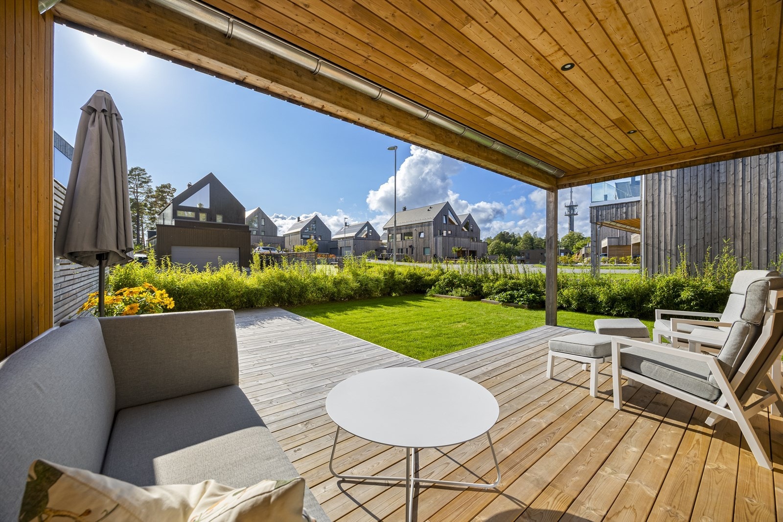 Boligen ligger på en særdeles solrik, sydvestvendt tomt med fint opparbeidet hage og uteplasser samt fint utsyn og sol fra morgen til kveld. Galleribilde