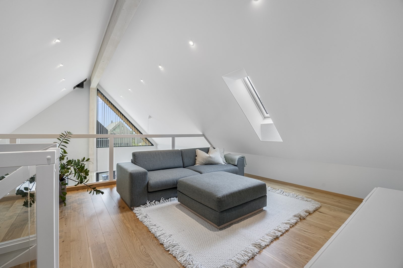 Hems / loftstue med åpen løsning og mye naturlig lys. Galleribilde