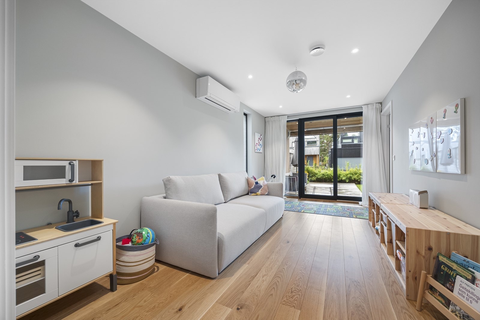 Kjellerstue med direkte utgang til markterrasse og hage. Galleribilde