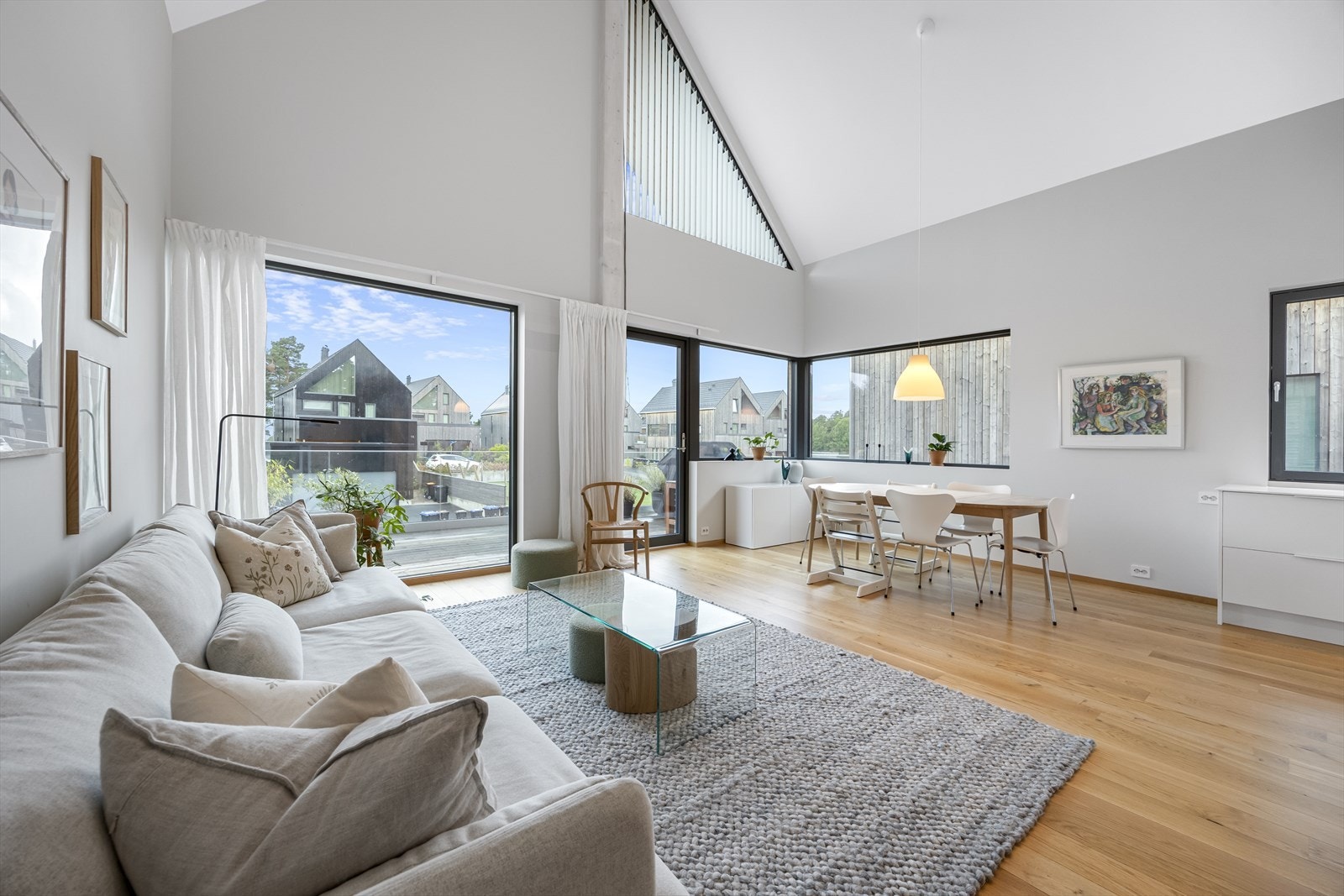 Planløsningen er åpen, lys og luftig med store vindusflater og takoppløft i stue og kjøkkendel for maksimal romfølelse. Galleribilde