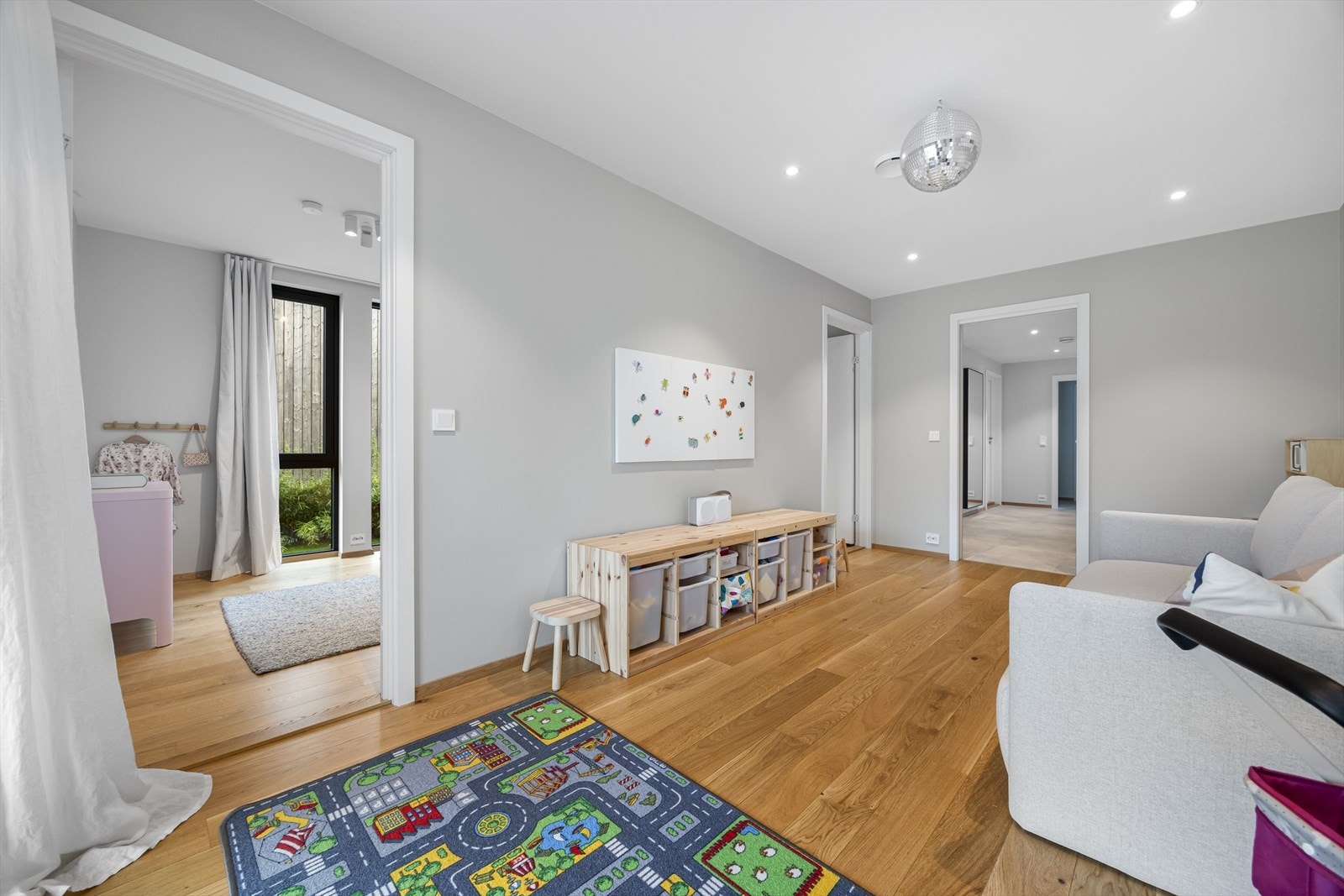 Boligen har hele 4 soverom, hvorav 2 av disse ligger på grunnplan. Galleribilde