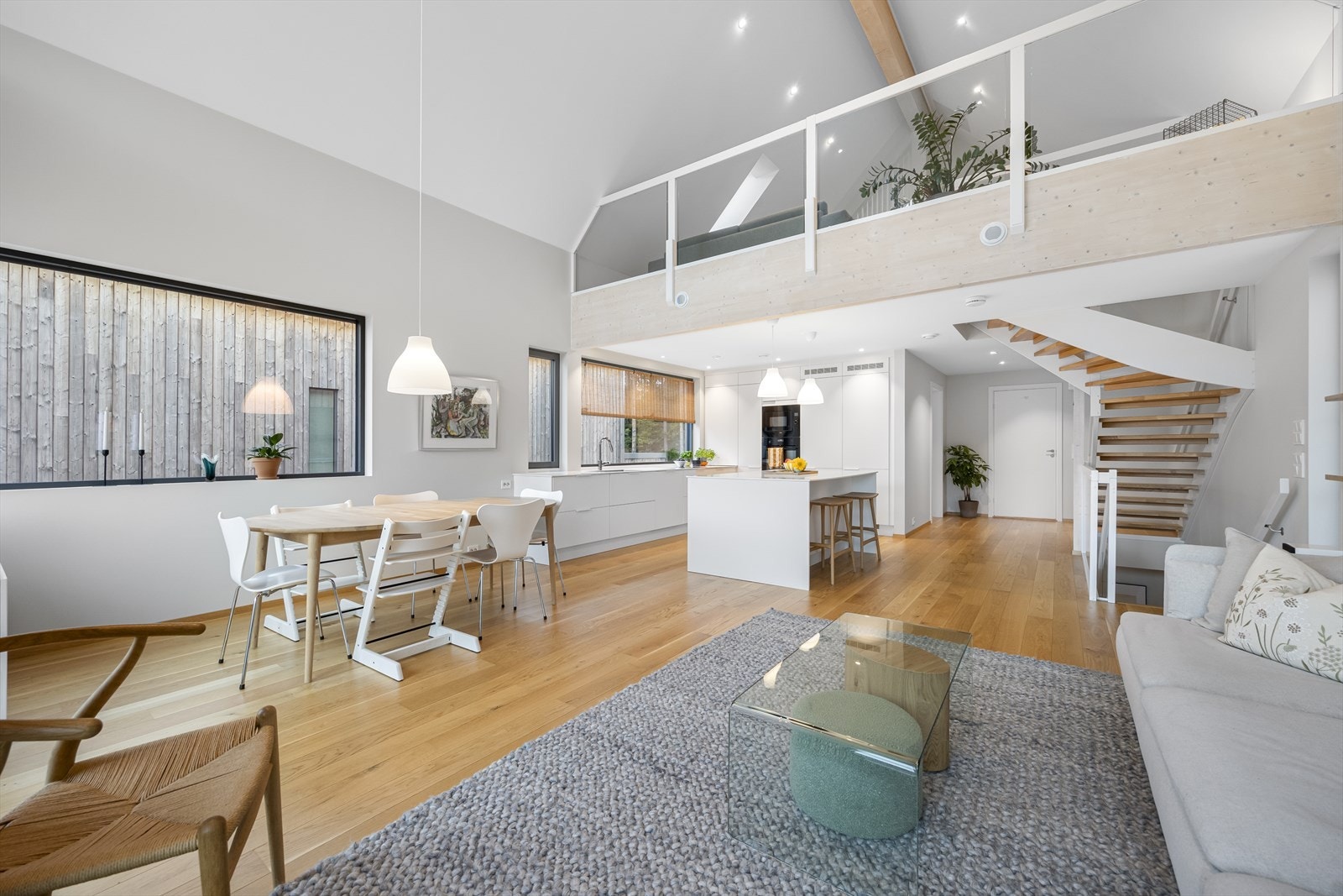 Boligen fordeler seg over 2 fulle etasjer samt loftsplan med hemsløsning og hele 4 soverom. Galleribilde