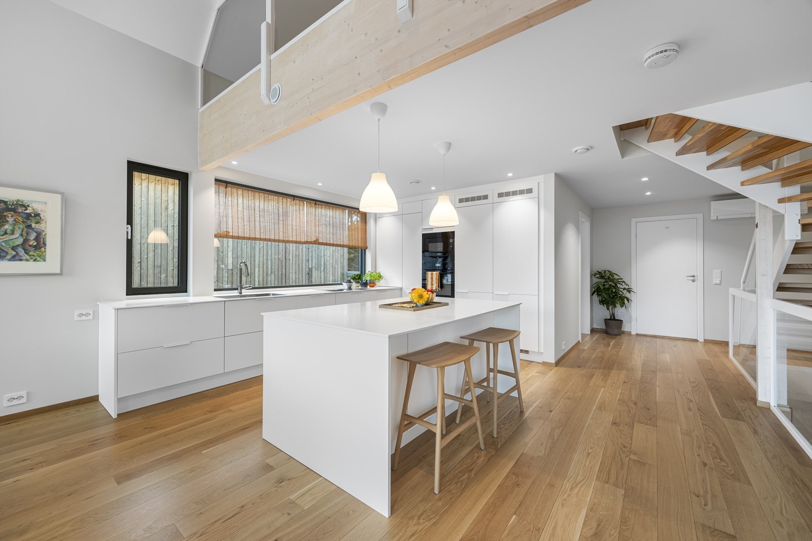 Kjøkkenet har også en praktisk barløsning med sitteplasser. Kjøkken og kjøkkenøy har Corian benkeplate. Galleribilde