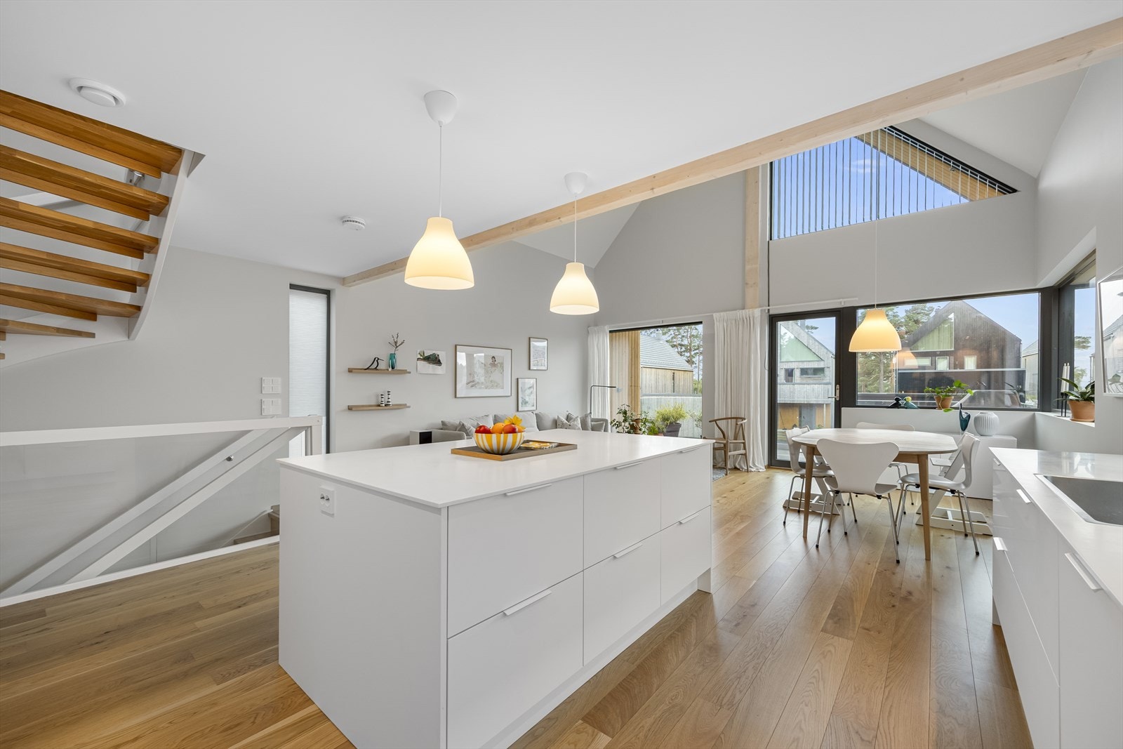 Kjøkken har stor innredning fra Strai i hvit, glatt utførelse med alt av hvitevarer integrert (Bora induksjonstopp med nedsugsvifte som har direkte utløp, komfyr samt mikrobølgeovn, oppvaskmaskin og både kjøl- og fryseskap). Galleribilde