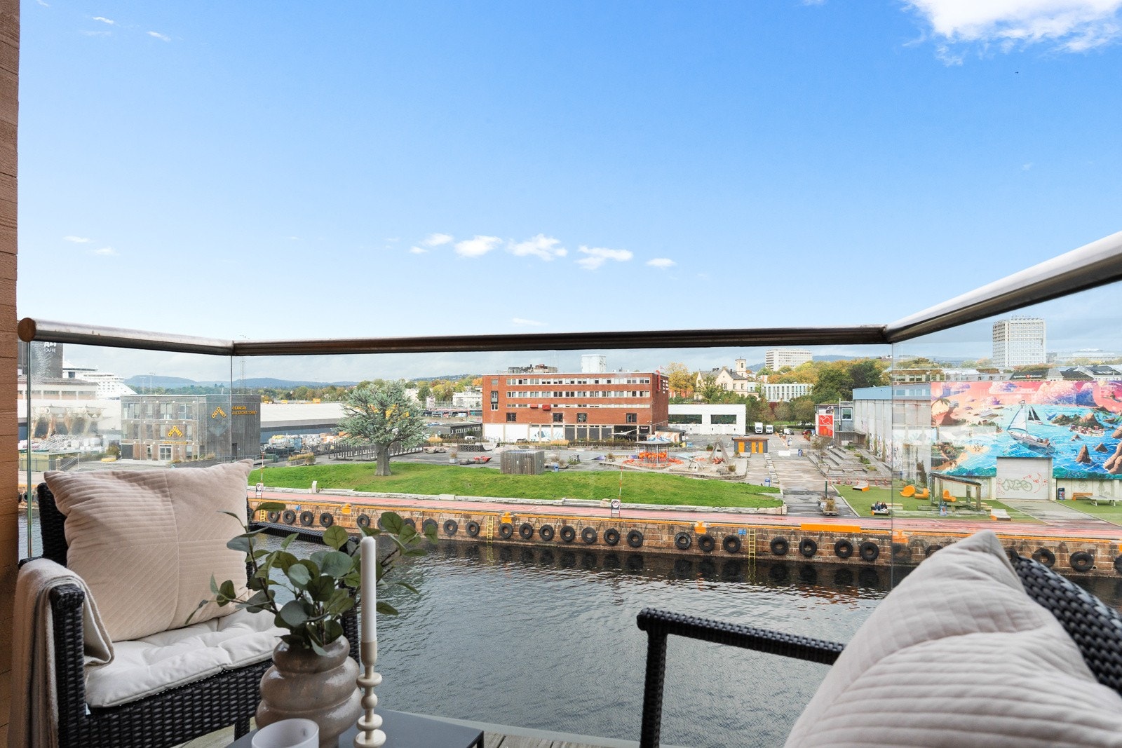 Den overbygde balkongen på 5 kvm byr på herlig kveldssol og god plass til utemøbler og grill - perfekt for hyggelige sommerkvelder. Galleribilde