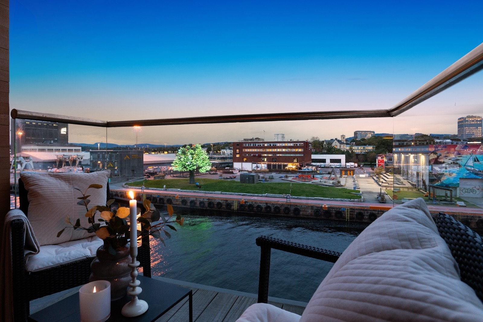 En herlig balkong på 5 kvm med nydelig kveldsol og flott utsikt mot blant annet Oslo Treet. Galleribilde