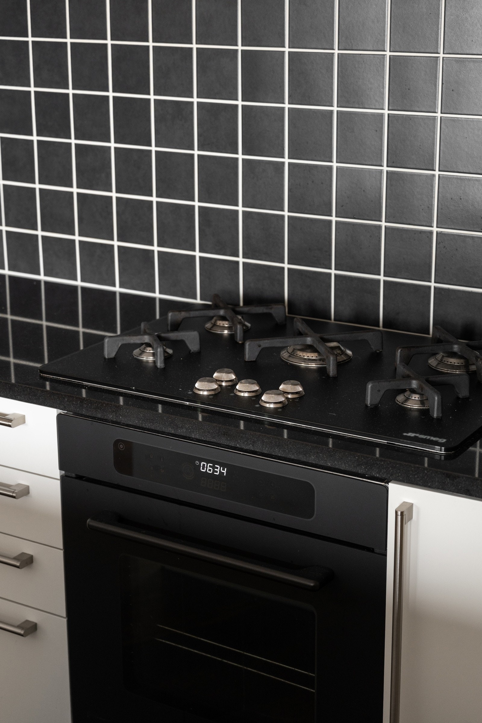 Av hvitevarer medfølger integrert stekeovn, gasskoketopp, oppvaskmaskin og mikrobølgeovn. Galleribilde