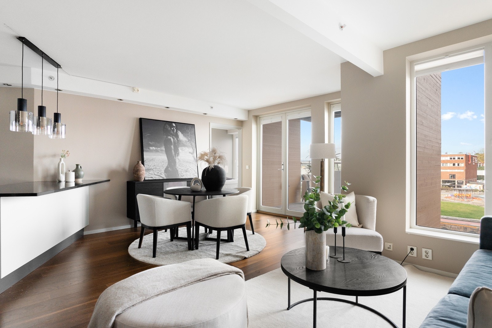 Innvendig fremstår leiligheten som lys og romslig, med god takhøyde på 2,5 meter og generøse romløsninger. Galleribilde