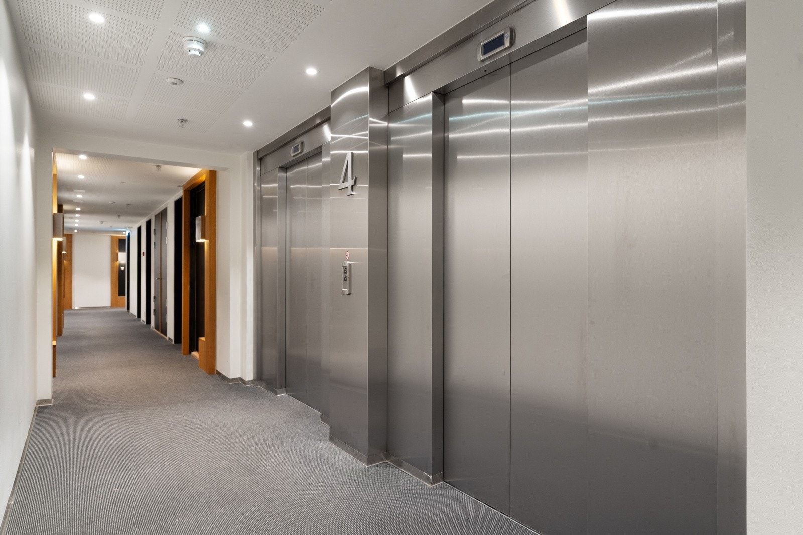 Velholdte fellesarealer med teppebelagte gulv og praktisk heis. Galleribilde