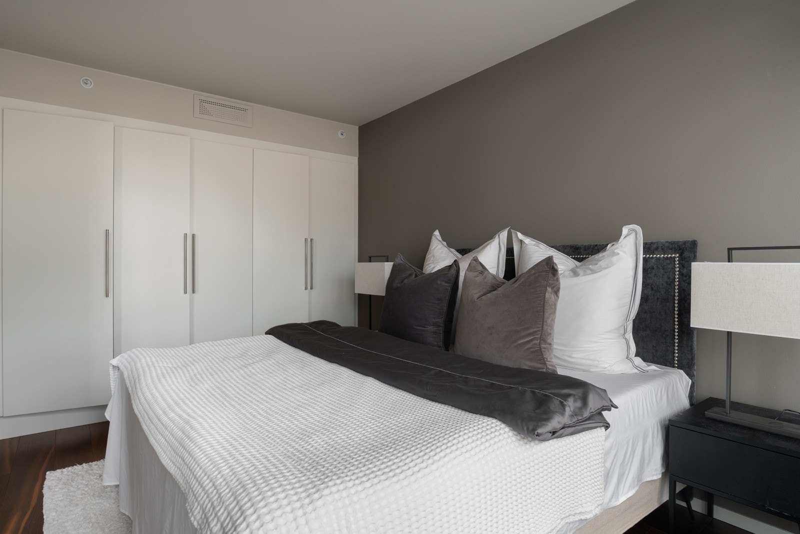 Soverommet har god lagringsplass i plassbygde garderobeskap som utnytter arealet effektivt. Galleribilde