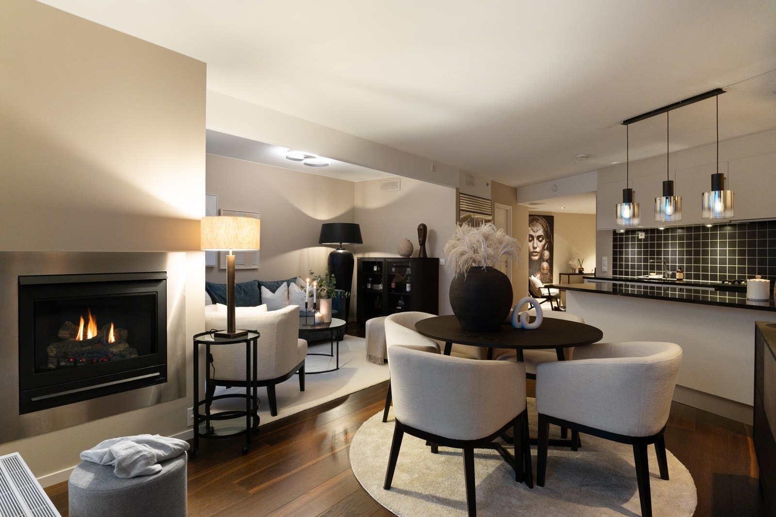 En lys og romslig 2-roms leilighet med arealeffektiv planløsning og gasspeis i stuen. Galleribilde