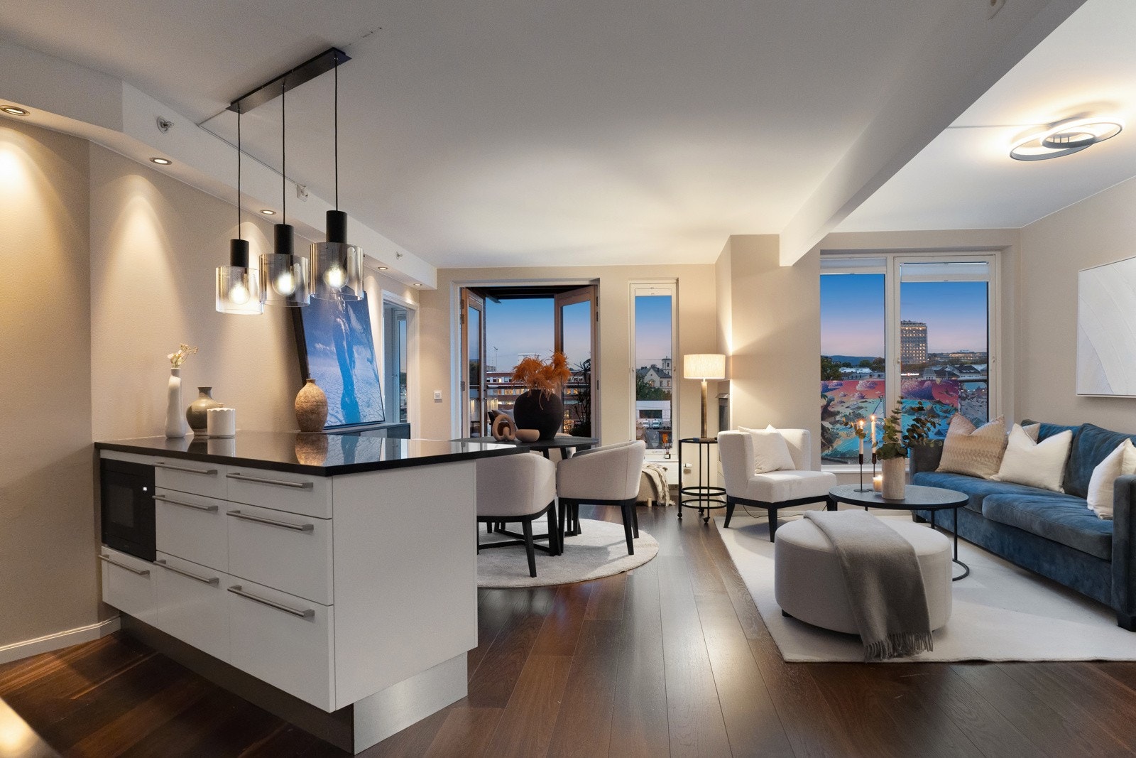 Leiligheten har en attraktiv beliggenhet i byggets 4. etasje, vendt mot kanalen og med flotte solforhold på kveldstid. Galleribilde