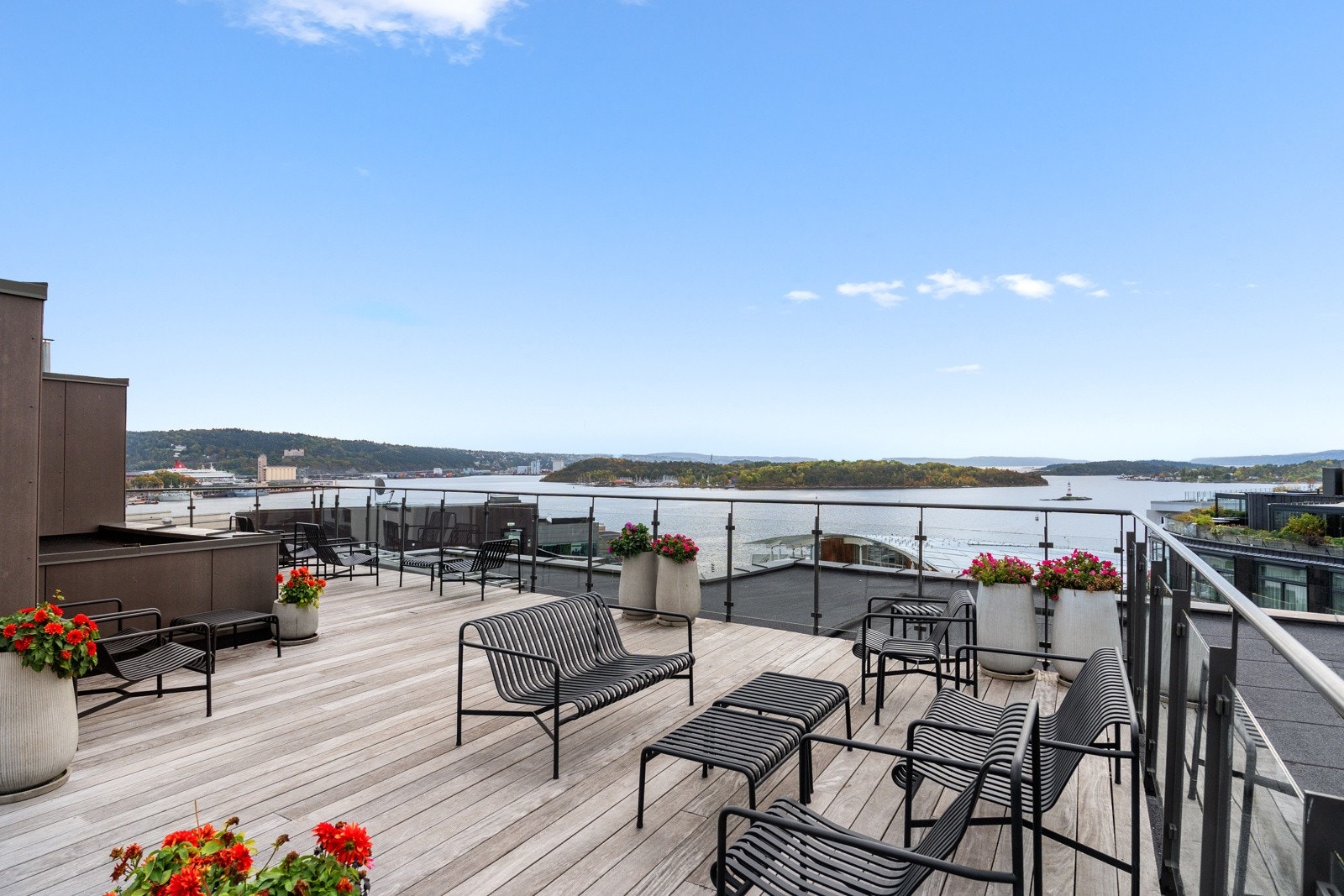 Den felles takterrassen er pent beplantet og møblert, og byr på fantastiske sol- og utsiktsforhold. Her kan man nyte frisk sjøluft og en luftig atmosfære, selv midt i byen. Galleribilde