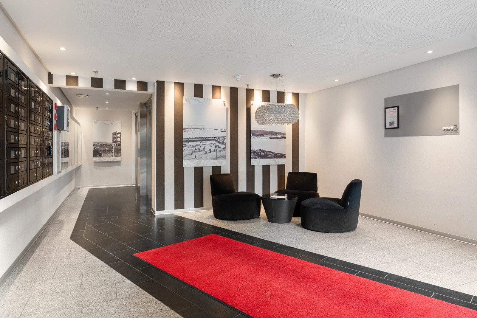 Byggets inngangsparti er både romslig og stilrent, og gir et godt førsteinntrykk. Galleribilde