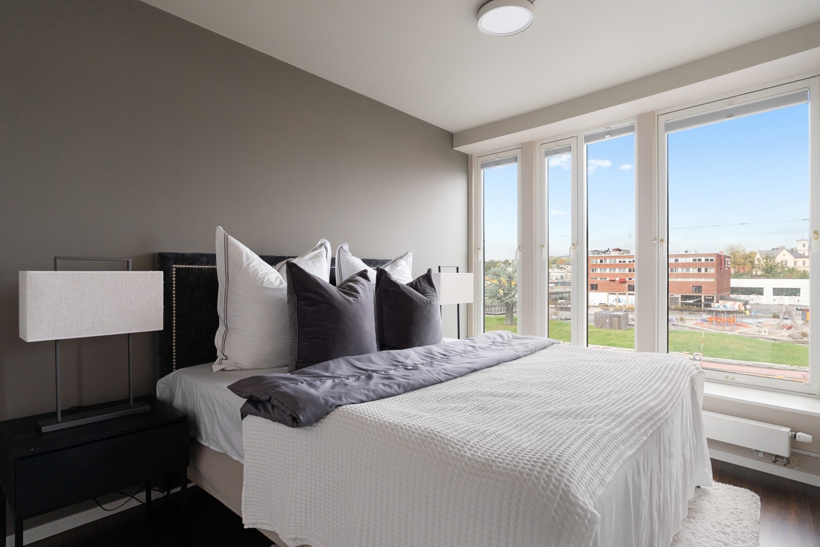 Her er det god plass til dobbeltseng, nattbord og annet ønskelig møblement. Galleribilde