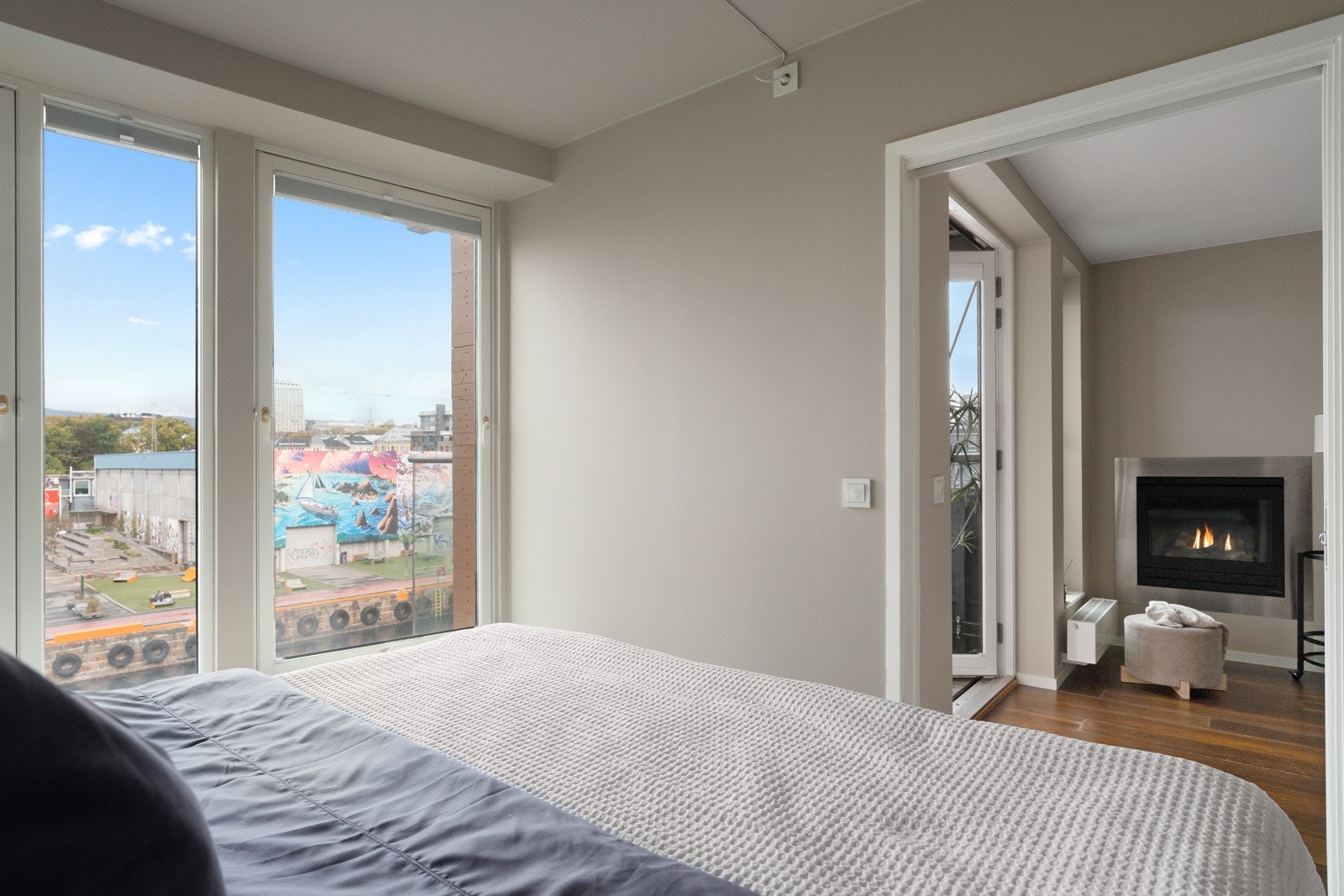 Romslig soverom med store vindusflater som slipper inn rikelig med naturlig lys. Galleribilde