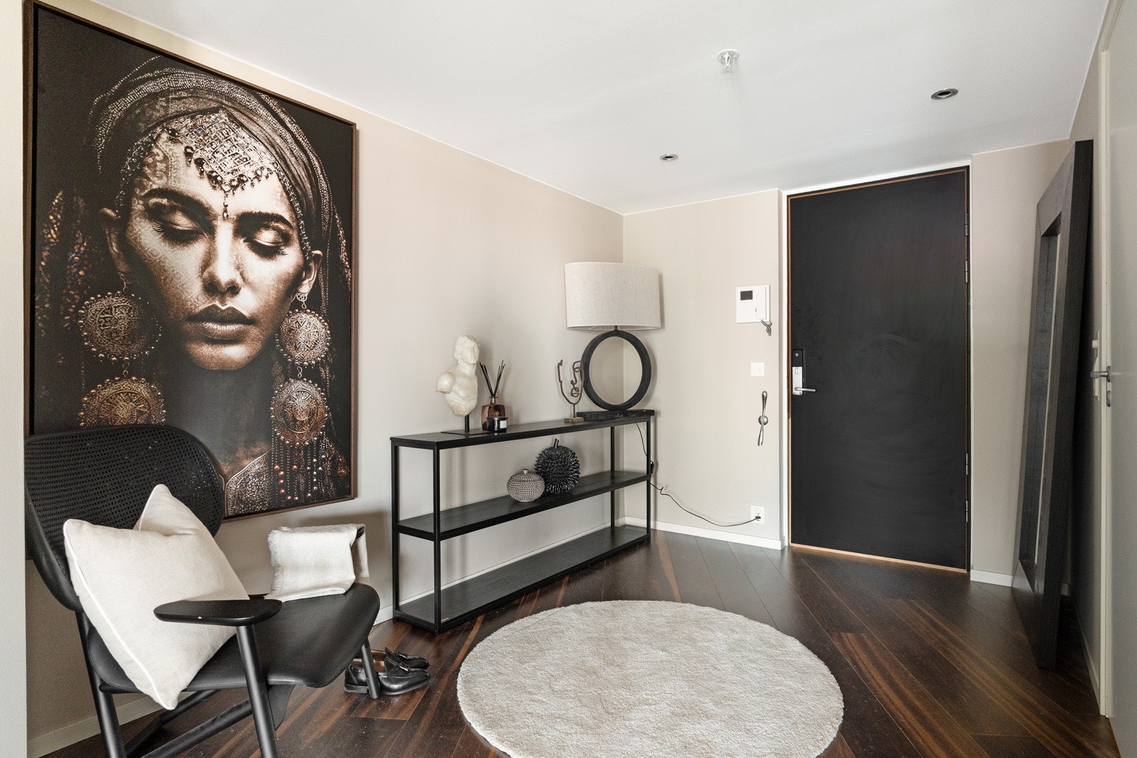 Leilighetens entré er romslig og gir et innbydende førsteinntrykk med parkett på gulv, glatte veggflater og downlights i himling. I tilknytning til entréen er det et omkledningsrom for yttertøy og sko. Galleribilde