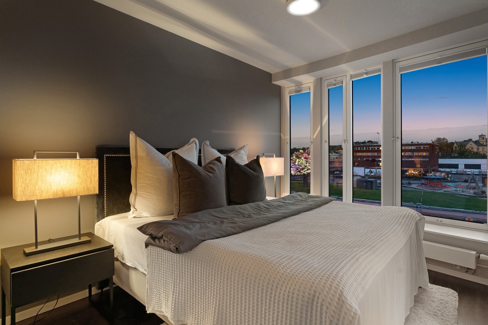 Leiligheten har et romslig soverom med garderobeskap, men er opprinnelig en 3-roms med mulighet for å reetablere et ekstra soverom. Galleribilde