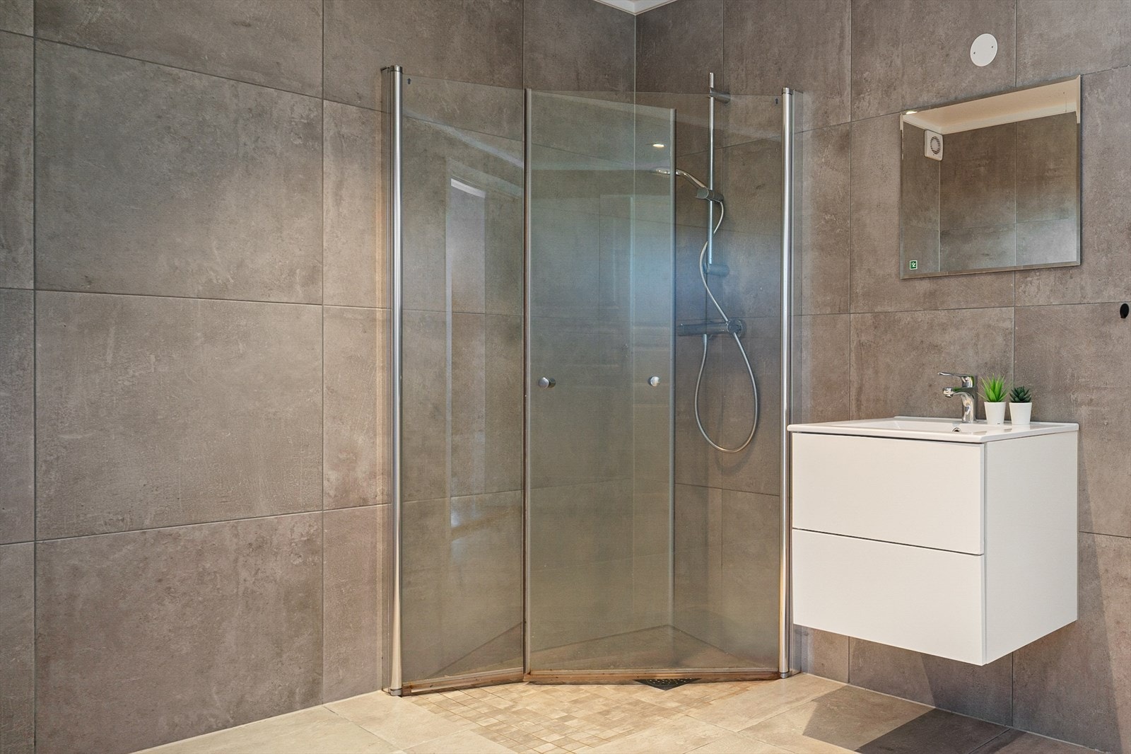 Moderne baderom med dushjørne og stilrent design. Galleribilde