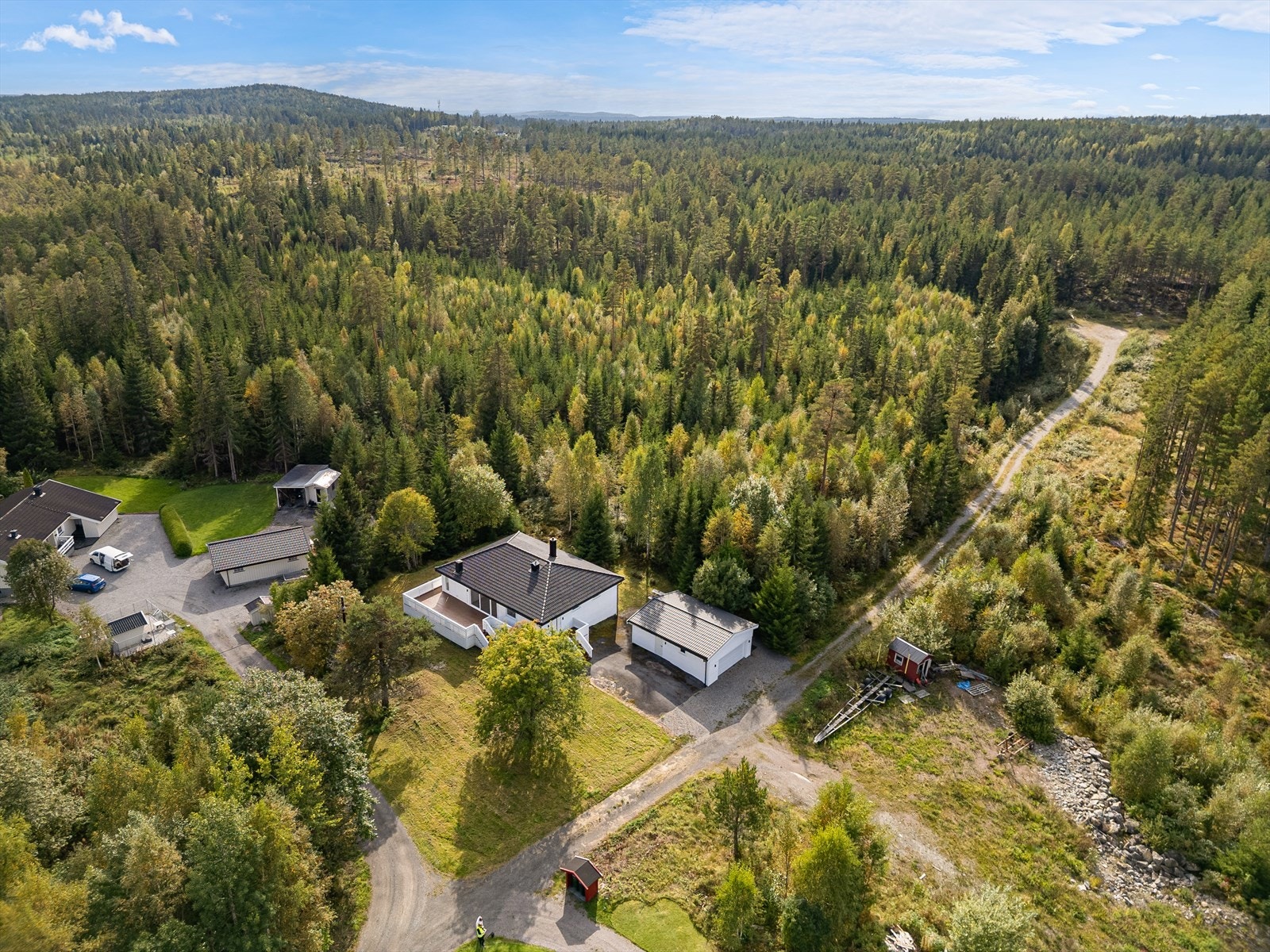 Bolig med tilhørende garasje. Galleribilde