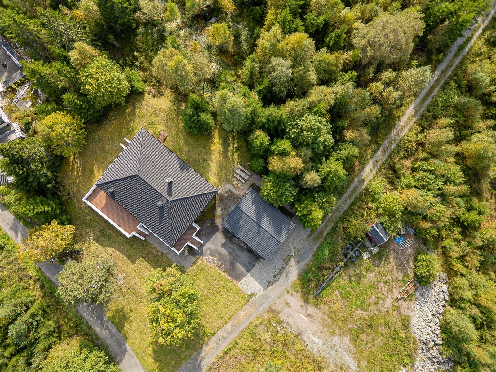 Oversikt over eiendommen og grønne omgivelser. Galleribilde