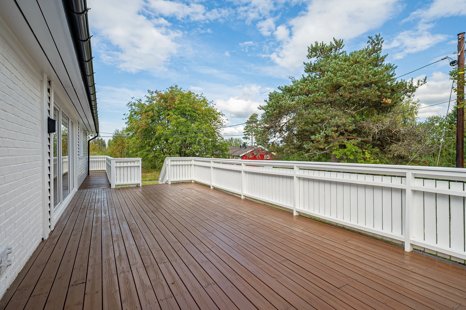 Stor terrasse med god plass for utemøbler. Galleribilde