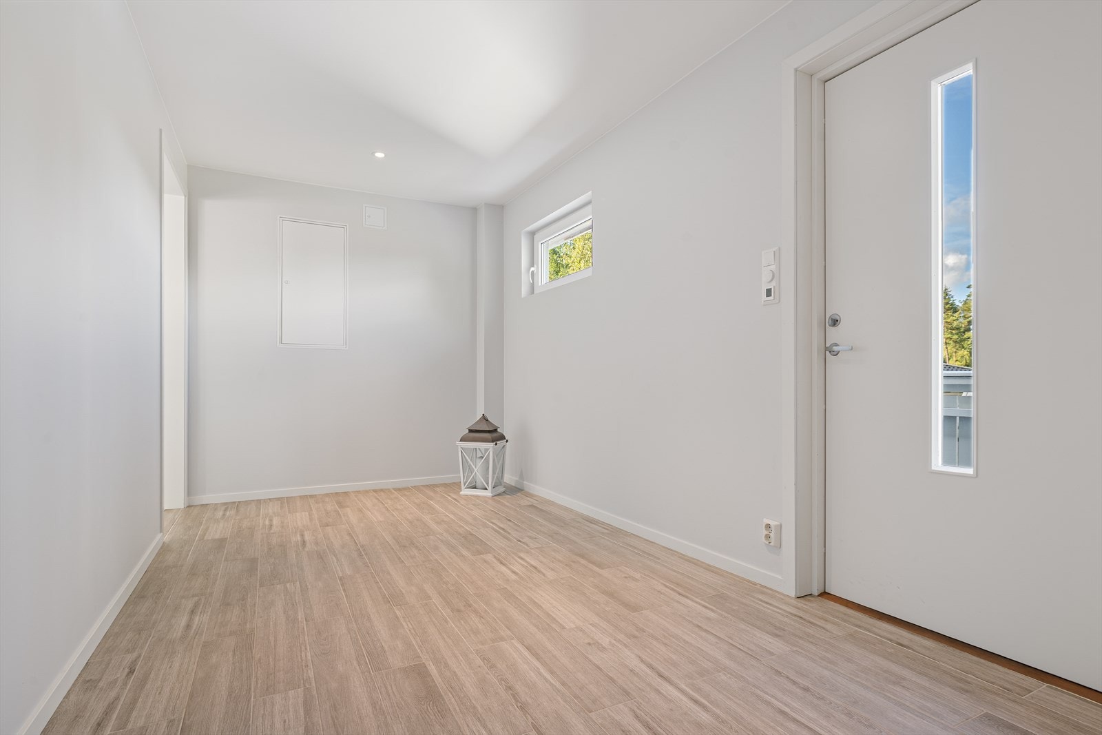 Praktisk og romslig entrè med gode muligheter for oppbevaring. Galleribilde