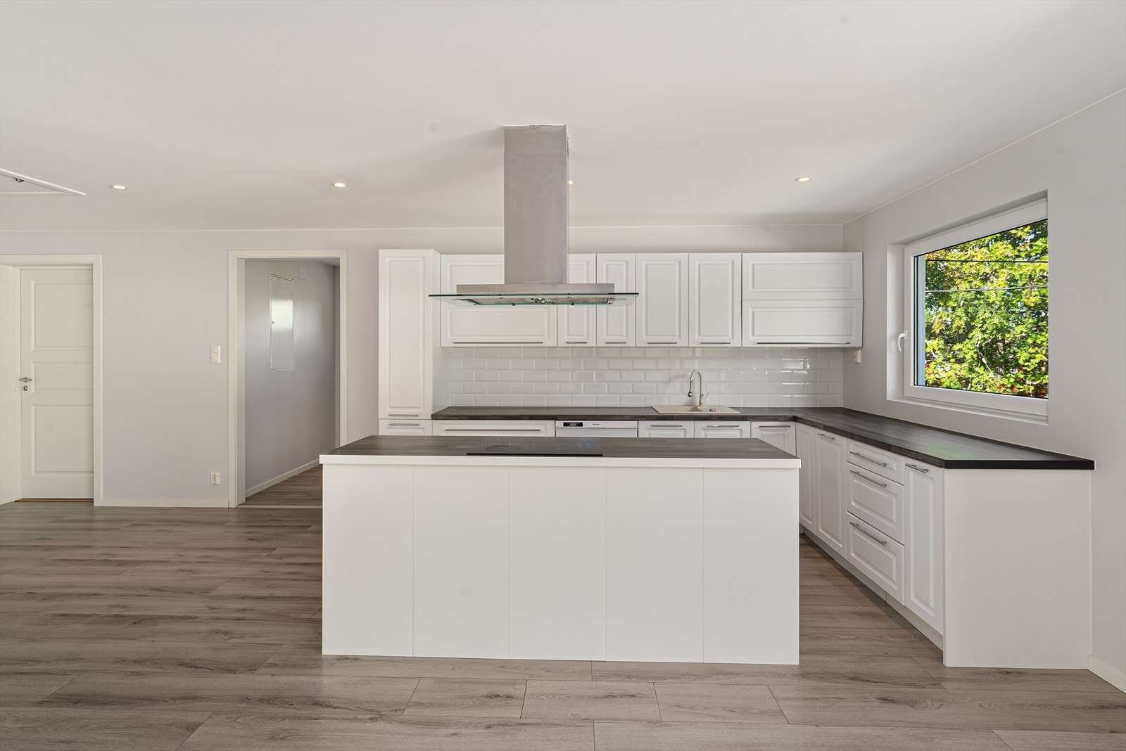 Stilrent kjøkken med god skap- og benkeplass. Galleribilde