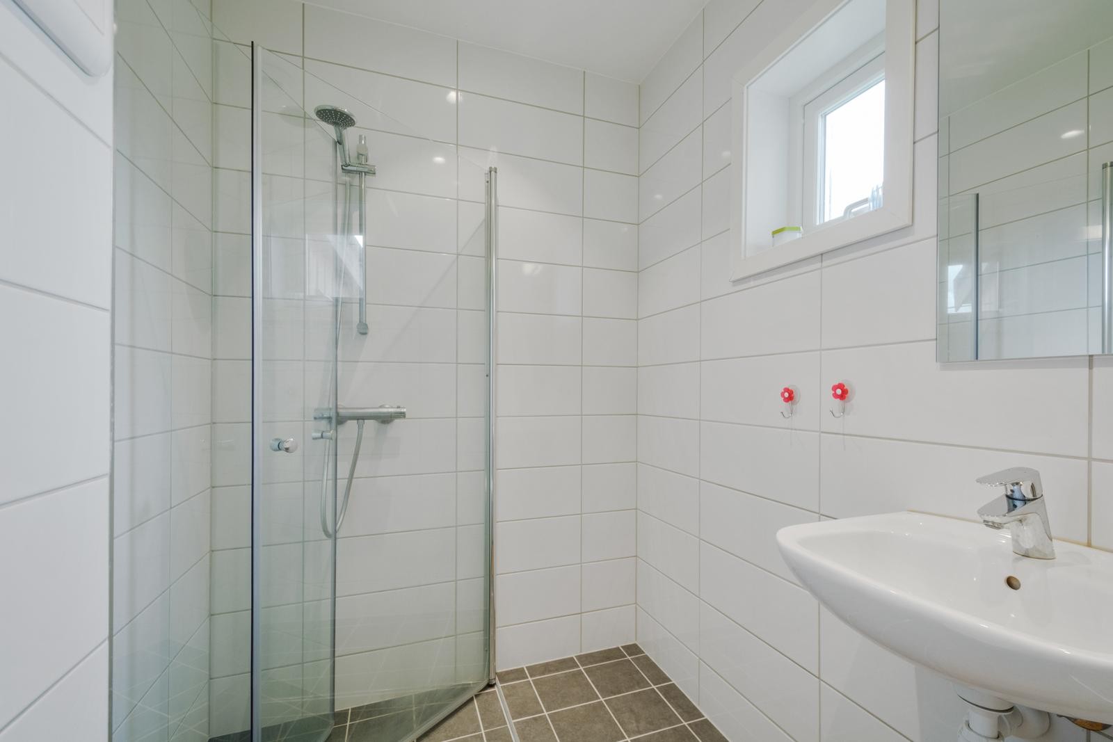 Helfliset bad med vaskemaksin på badet Galleribilde