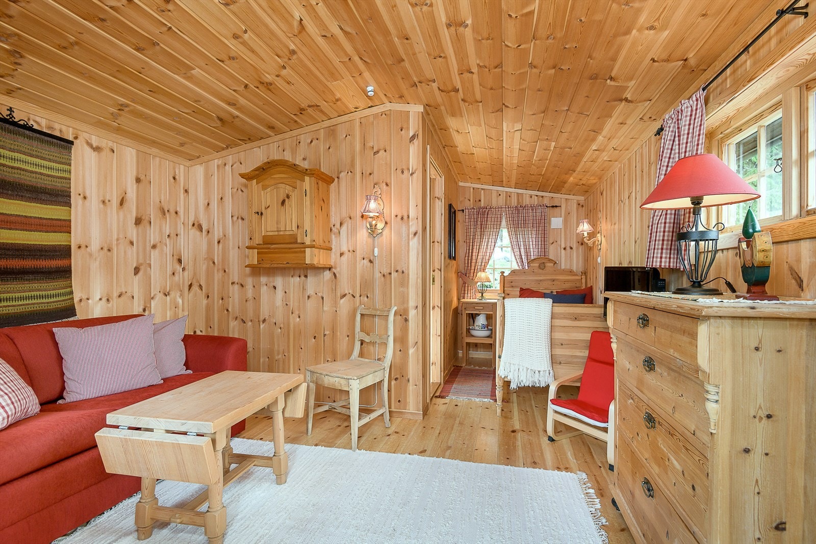 Anneks med hyggelig stue. Gir verdifull ekstra plass dersom man er mange på hytta. Galleribilde