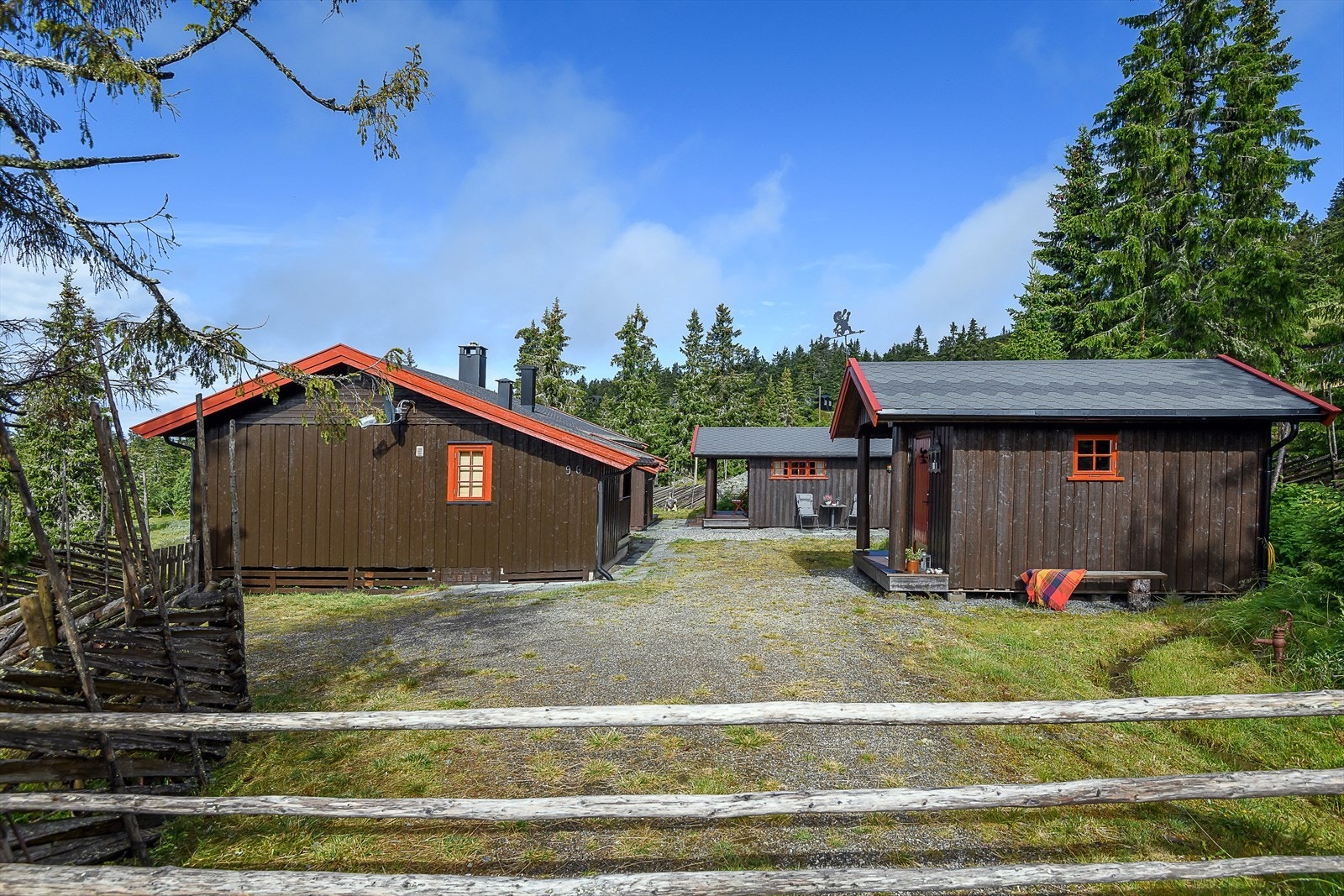 Koselig tun med hytte, anneks og uthus. Det er skigard rundt deler av tomten noe som gir et fint og skjermet uteområde. Galleribilde