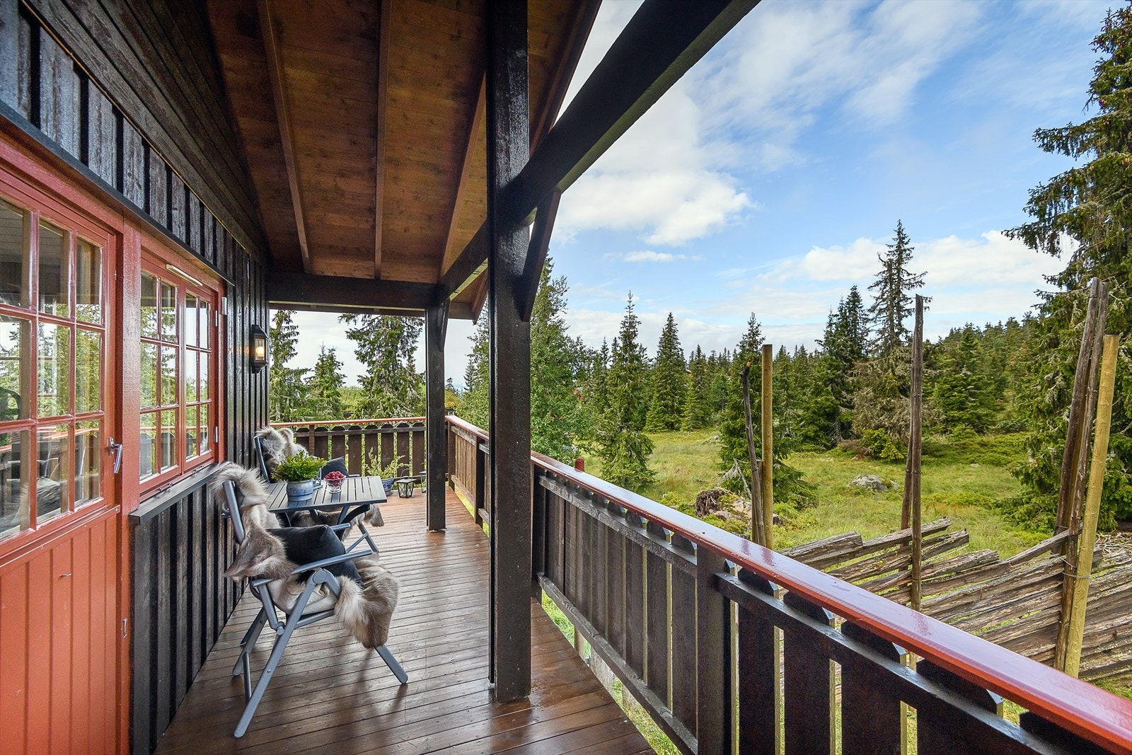 Et lite overbygg på deler av verandaen skjermer for vær og vind. Galleribilde