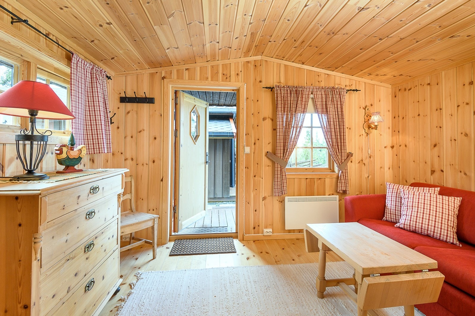 Trivelig anneks i tradisjonell stil. Rommet har panel på vegger og tak, og store vinduer som slipper inn godt med naturlig lys. Perfekt som ekstra oppholdsrom eller soveplass for gjester. Galleribilde