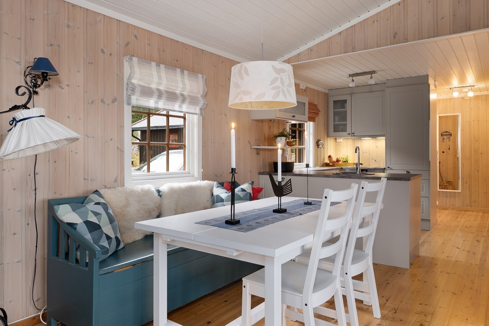 Spiseplassen i forlengelse av kjøkkenet. Galleribilde