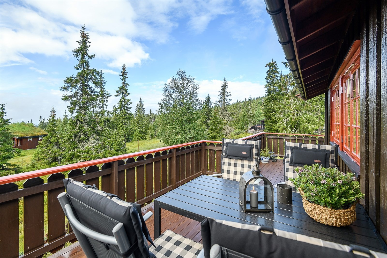 Hytta byr på mange muligheter til å slappe av utendørs. Koselig plass på verandaen. Galleribilde