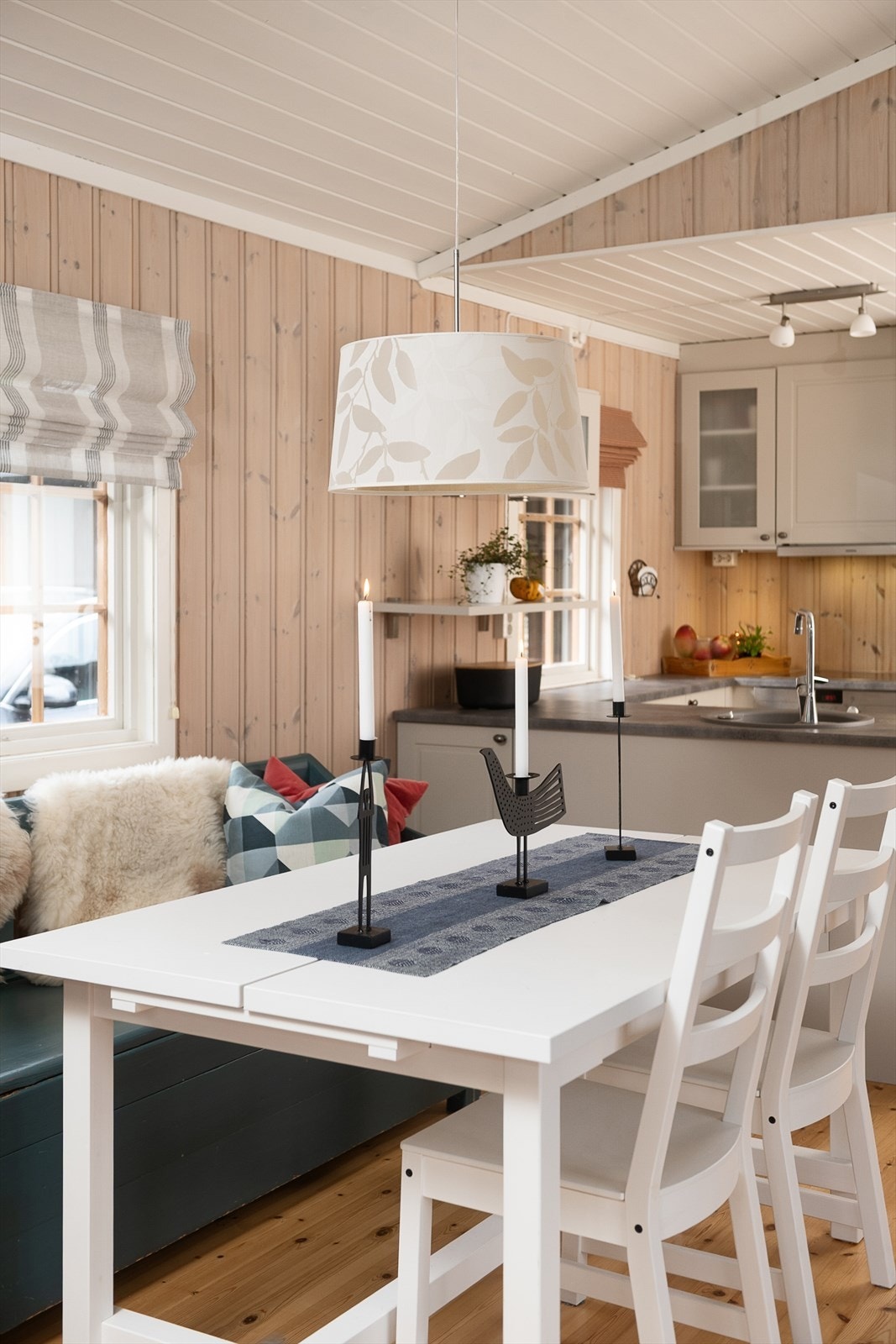 Det naturlige samlingspunktet i hytta. Galleribilde