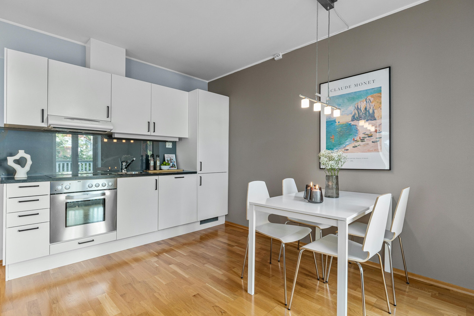 Pent og lyst kjøkken med integrerte hvitevarer. Galleribilde