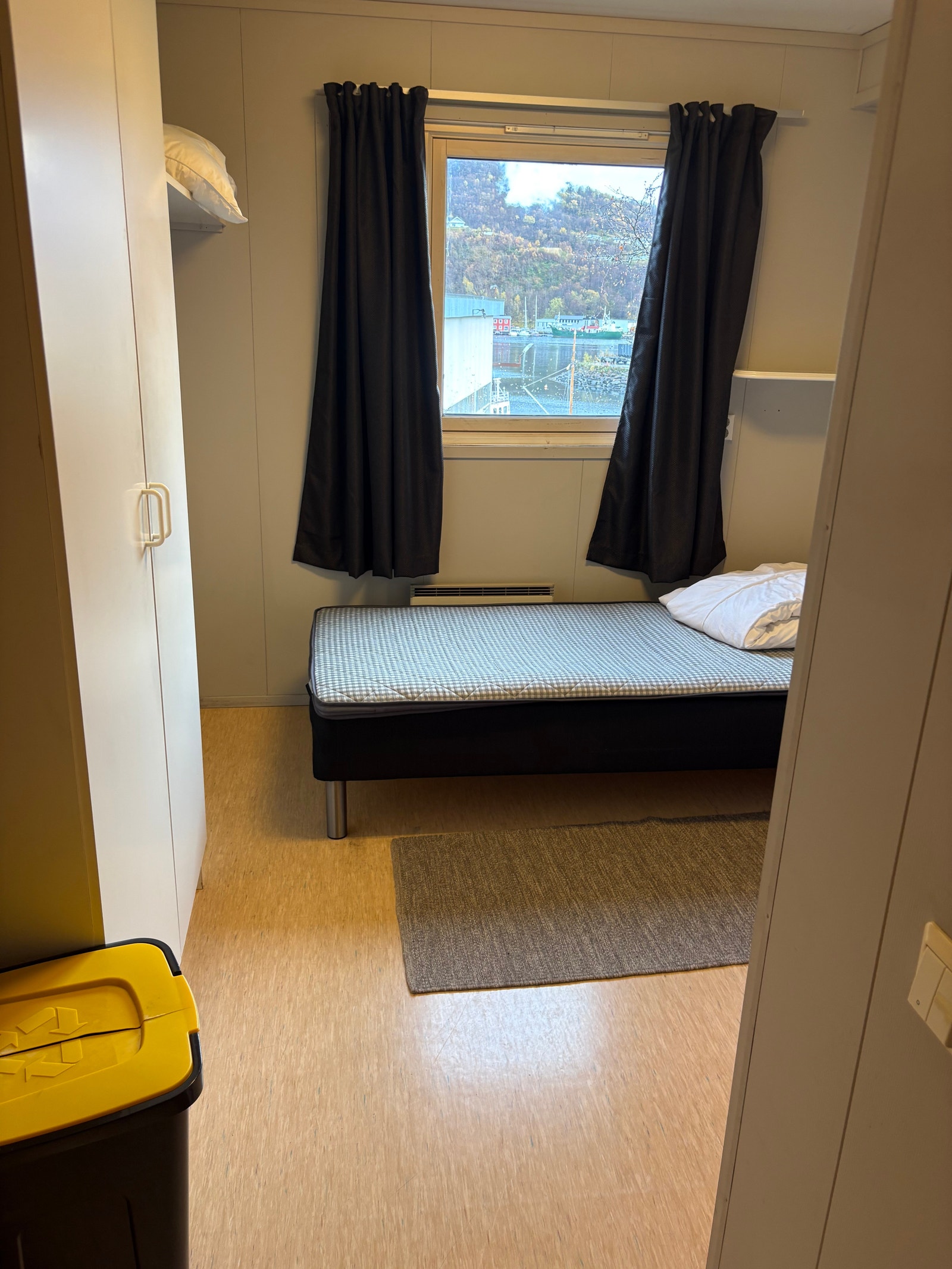 Fire slike soverom med eget bad Galleribilde