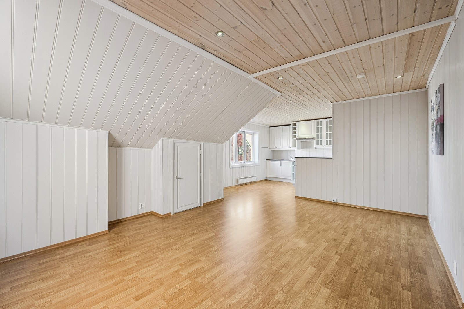 Lyst rom med mye lysinnslipp Galleribilde