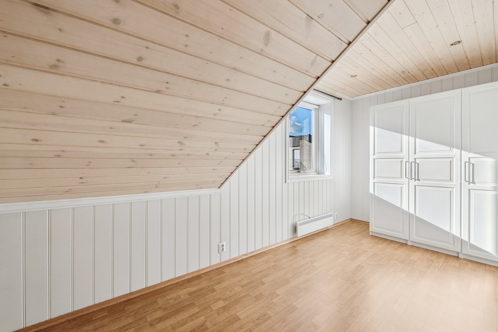 Soverom med garderobeskap Galleribilde