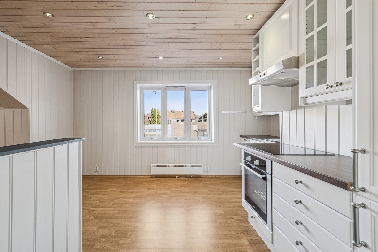 Fra entré kommer man inn på kjøkkenet med integrerte hvitevarer Galleribilde