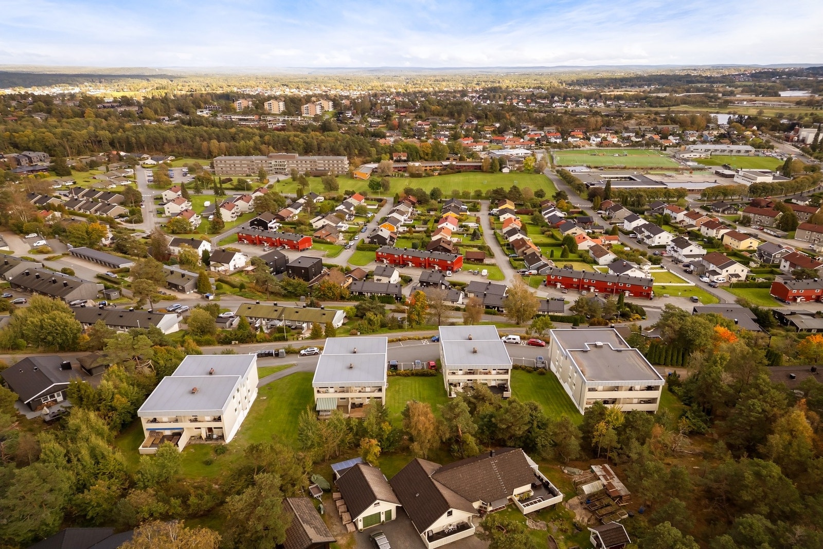 Leiligheten befinner seg på Kurland med nærhet til Sarpsborgmarka, barnehage, skoler, offentlig kommunikasjon og dagligvarebutikker. Galleribilde
