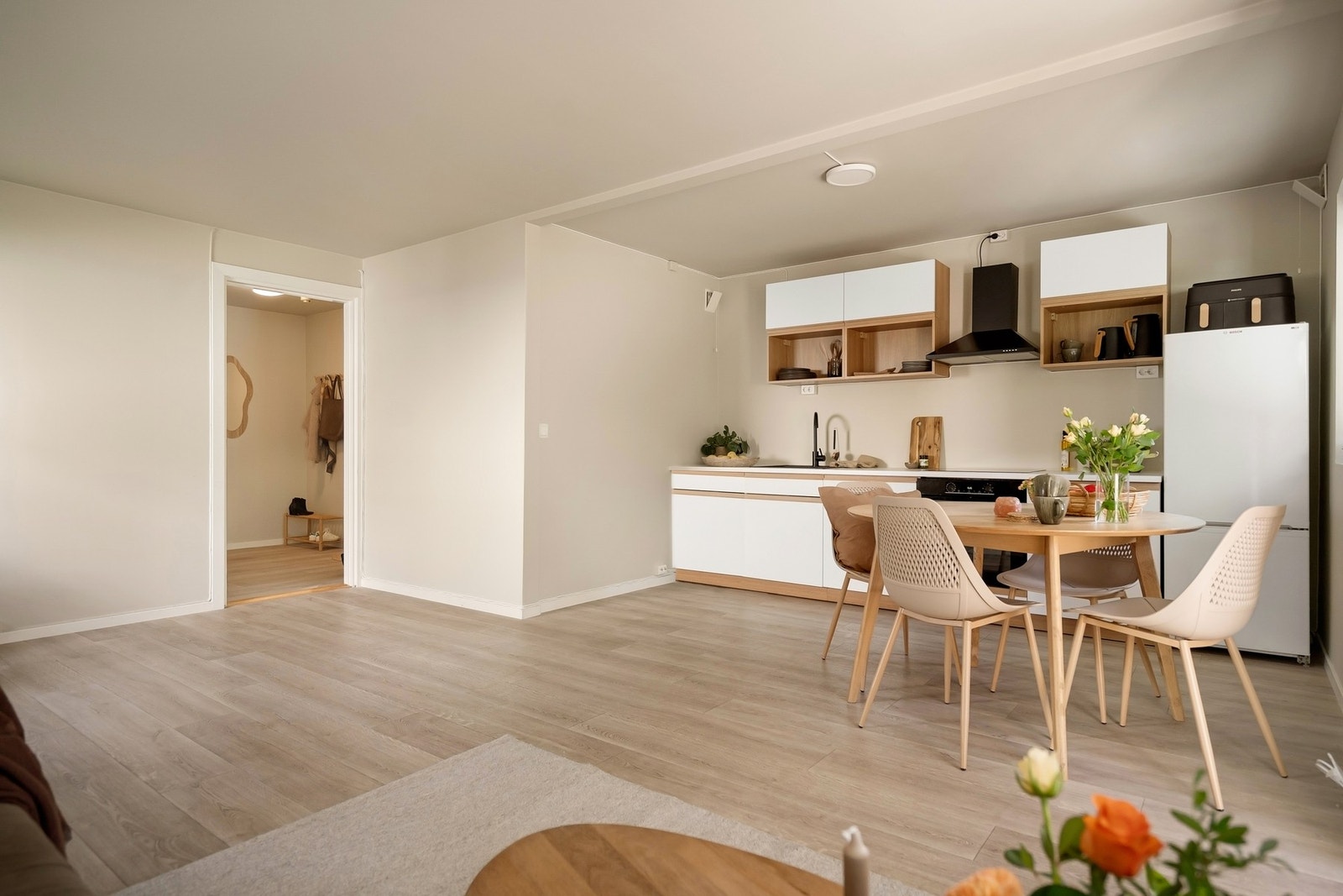 Rommet har moderne fargevalg som gjør det enkelt å innrede. Galleribilde