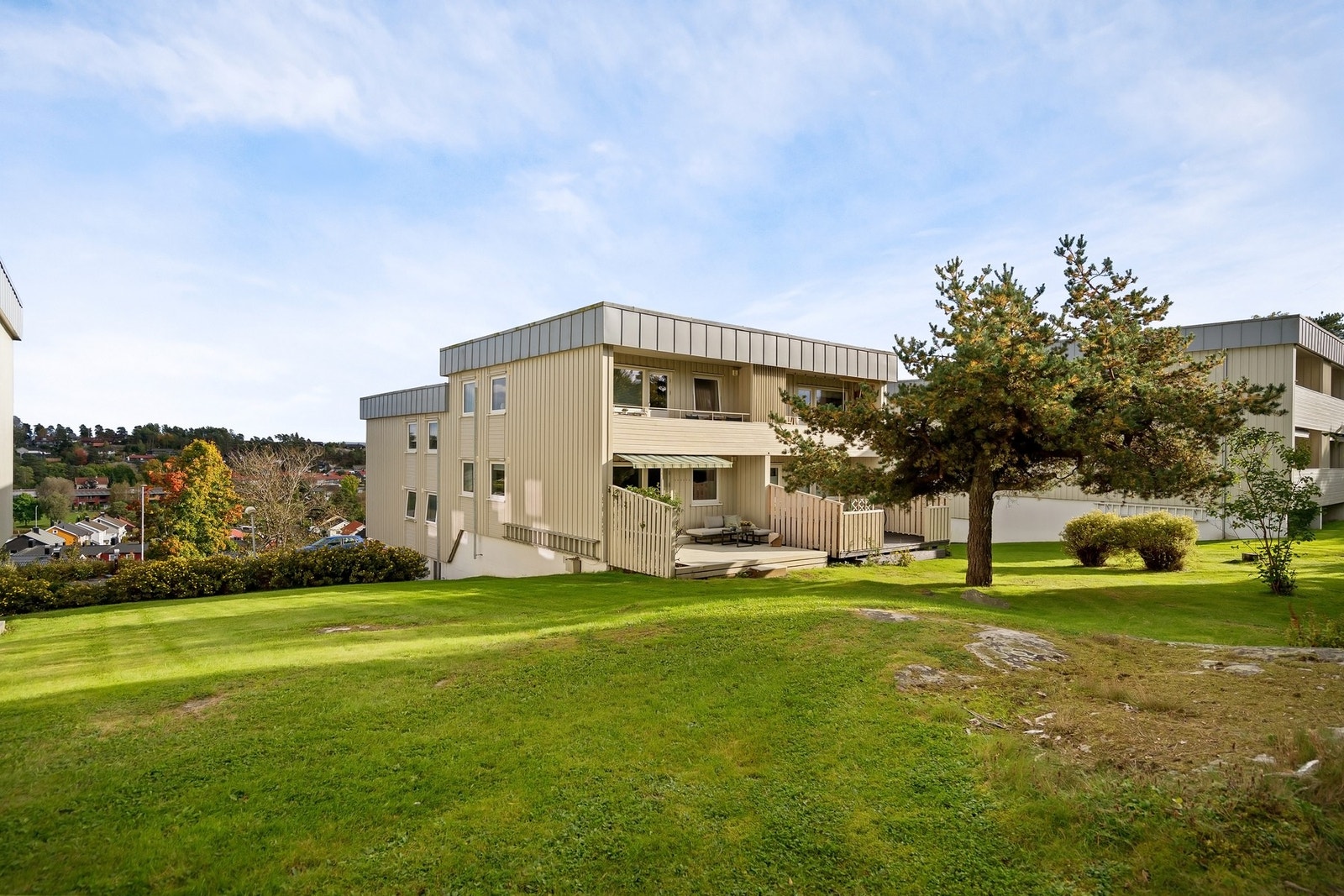 Uteplassen ligger lunt og skjermet på baksiden av bygget. Galleribilde